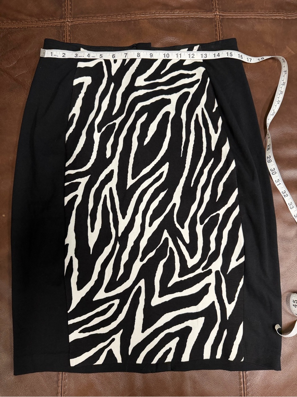 So Slimming Chico’s sz 1 or 8/10 Black & White Zebra Print Pencil Skirt 063